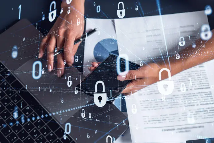 Una persona gestiona un plan de respuesta ante incidentes con un portátil, un móvil y documentos empresariales, visualizado con superposiciones de datos y candados de ciberseguridad.