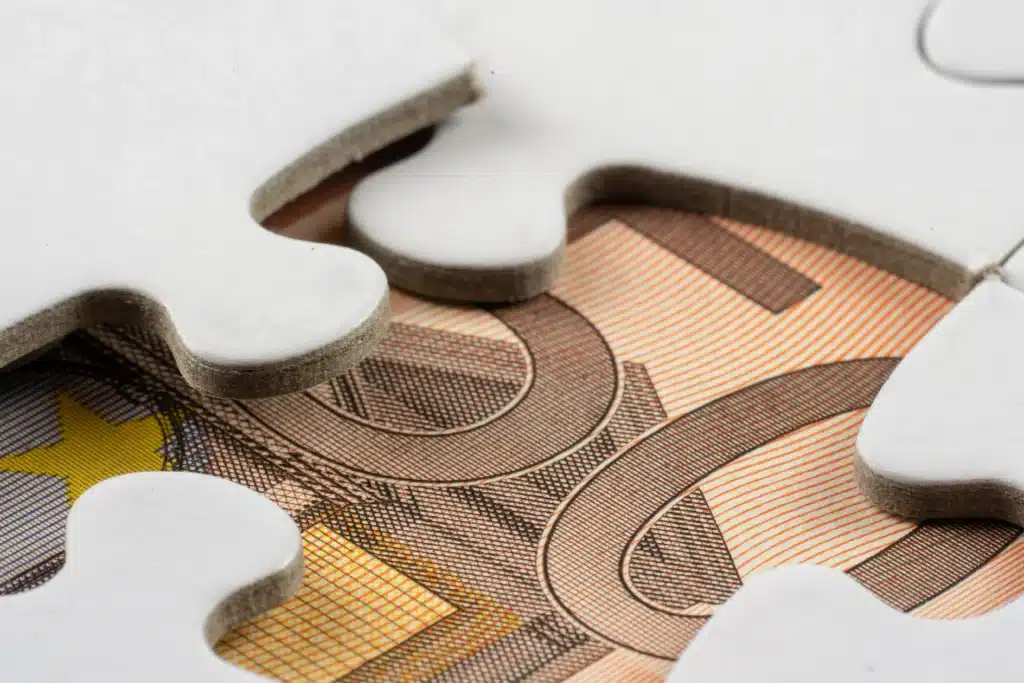 Close-up of the puzzle from the original image, where a missing piece reveals salary transparency. The visible Euro note symbolises income clarity.