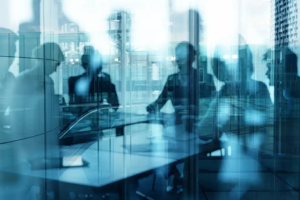 Talento senior y sucesión directiva: claves para un relevo generacional eficaz Grupo de directivos en una oficina discutiendo sobre el talento senior y la sucesión directiva.